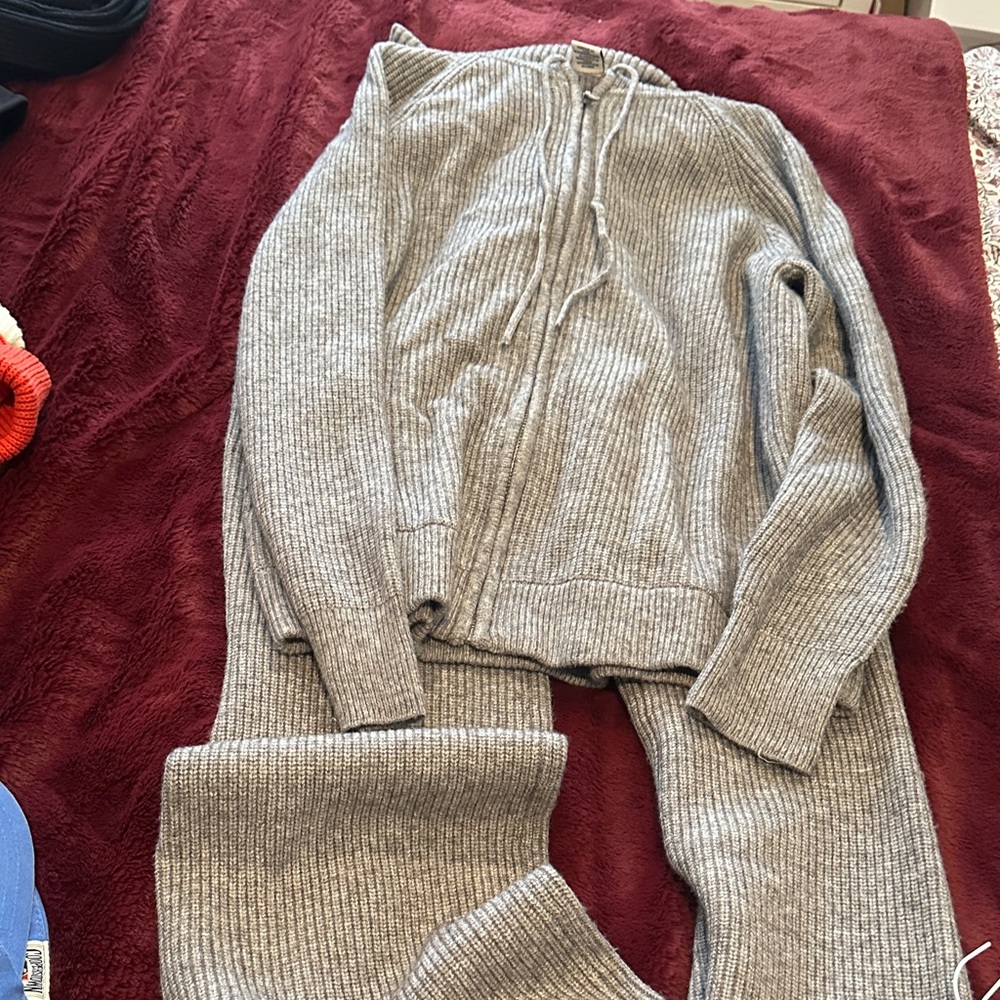 Sweater & Sweats Set - Picture 9 of 10